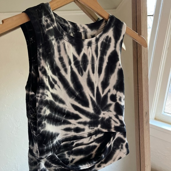 lululemon athletica Tops - Lululemon Cropped Tank w/ Cutout